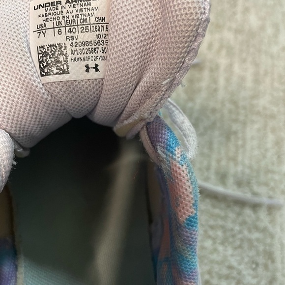 UNDER ARMOUR | Under ARMOUR Pale Purple with Iridescent Logo Sneakers, Size 7Y - Picture 5 of 5